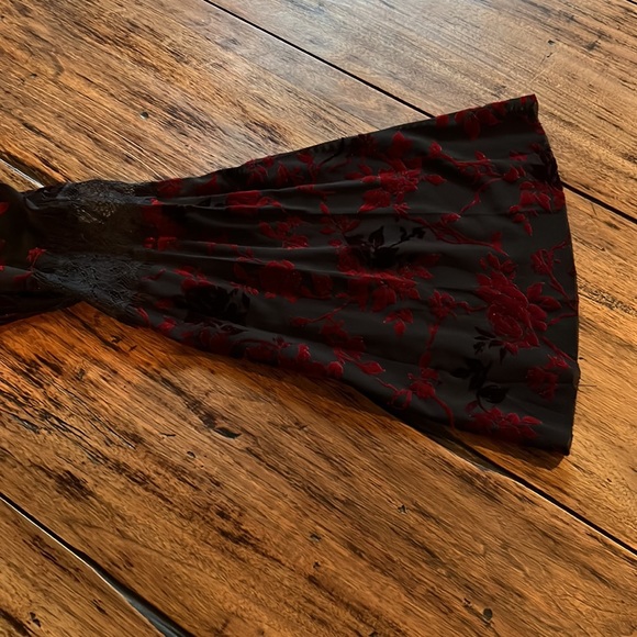 Mystree Burgundy and Black Flowered Lace Top with Bell Sleeves.  Size Small - Picture 3 of 4